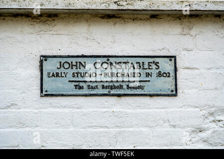 Signe sur un chalet qui était autrefois l'atelier du célèbre peintre John Constable. Banque D'Images