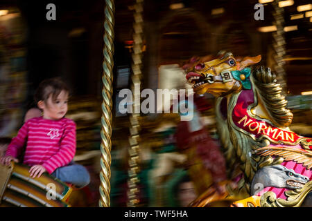 Carrousel à vapeur en action. Banque D'Images