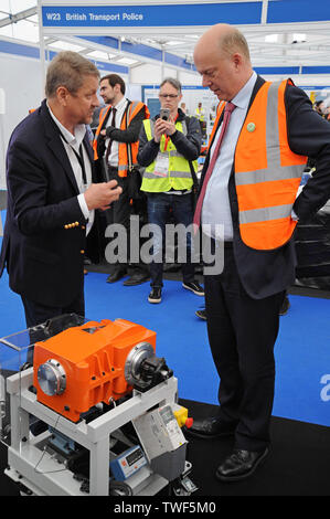 Long Marston, Warwickshire, Royaume-Uni. 20 juin 2019. Rt Hon Chris Grayling MP, Secrétaire d'État aux Transports est montré dynamique nouvelle boîte de vitesses de transmission des systèmes de contrôle aux Live 2019 Rail. Les deux jours de foire commerciale est la vitrine principale du Royaume-Uni de nouvelles technologies et l'innovation pour l'industrie ferroviaire. Photo : G.P.Essex/Alamy Live News Banque D'Images