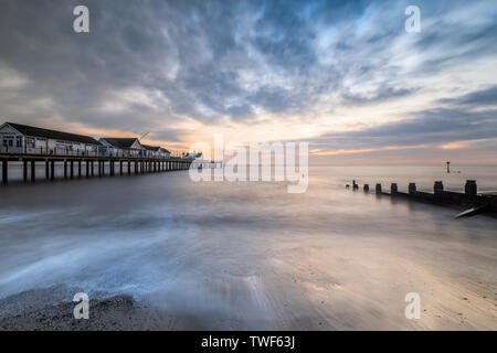 Southwold pier dans le Suffolk à dans entre l'un des moyens de défense de la mer sur la plage de sable. Banque D'Images