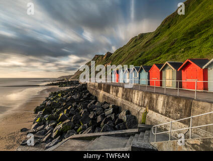 Les cabines colorées à Sheringham Beach sur la côte de Norfolk. Banque D'Images