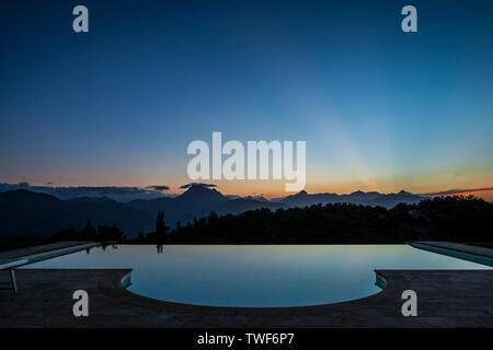 Coucher de soleil sur les Alpes Apuanes Banque D'Images