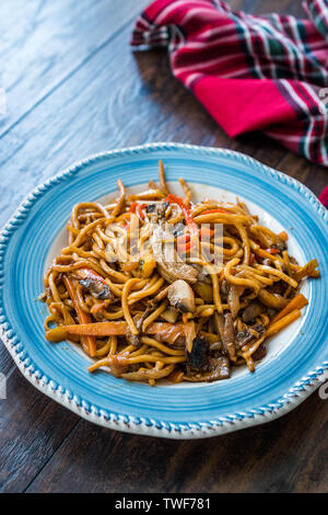 Bœuf et nouilles aux légumes de la plaque. Organic Cuisine traditionnelle. Banque D'Images