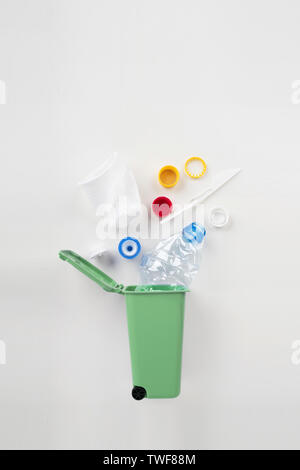 Corbeille à déchets plastiques sur un fond gris. Concept de recyclage Banque D'Images