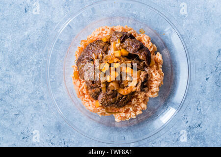 Osso Buco, jarrets de veau braisé au vin qui sont au safran, Risotto au poivron rouge rôti et le romarin. Organic Cuisine traditionnelle. Banque D'Images