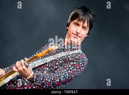 Chanteur et guitariste Johnny Marr en live au festival de musique de tous les points à l'Est au parc Victoria à l'Est de Londres. Banque D'Images