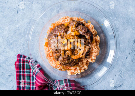 Osso Buco, jarrets de veau braisé au vin qui sont au safran, Risotto au poivron rouge rôti et le romarin. Organic Cuisine traditionnelle. Banque D'Images