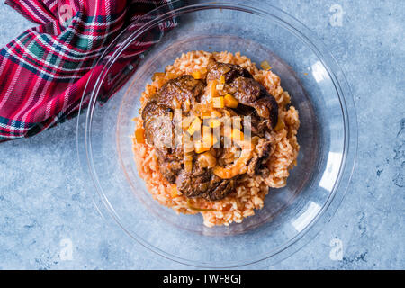 Osso Buco, jarrets de veau braisé au vin qui sont au safran, Risotto au poivron rouge rôti et le romarin. Organic Cuisine traditionnelle. Banque D'Images