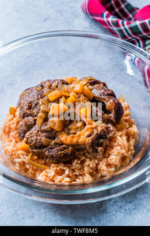 Osso Buco, jarrets de veau braisé au vin qui sont au safran, Risotto au poivron rouge rôti et le romarin. Organic Cuisine traditionnelle. Banque D'Images