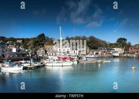 Soleil du printemps et bleu ciel de yachts et bateaux de pêche amarré à Padstow Harbour sur la côte nord des Cornouailles. Banque D'Images