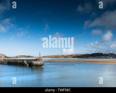 Le bras Nord jetée à l'entrée de Padstow Harbour sur la côte nord des Cornouailles. Banque D'Images