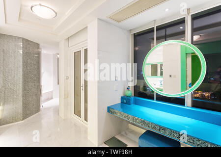 Salle de bain décorée de la Chine dans le Dragon Hotel. Banque D'Images