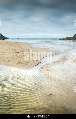 La Polly Joke plage à marée basse à Newquay en Cornouailles. Banque D'Images