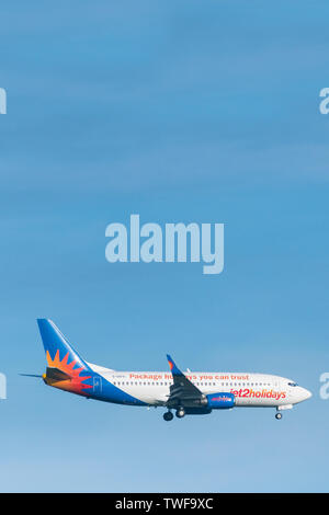 Un Boeing 737 JET2 vacances avion avec le train roulant vers le bas la préparation de l'atterrissage à l'aéroport de Newquay en Cornouailles. Banque D'Images