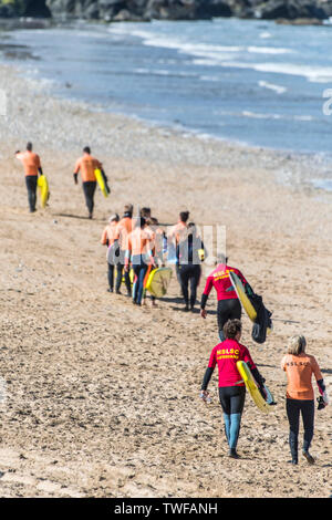 Csnpe membres d'une session de formation en sauvetage Surf avec leurs instructeurs sur la plage de Fistral à Newquay en Cornouailles. Banque D'Images