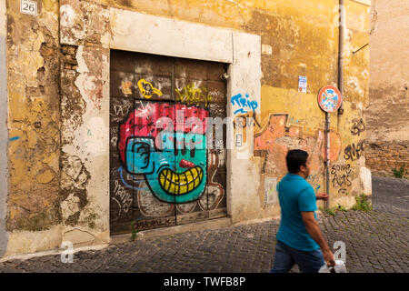 Art de rue colorés ornent les murs de backstreet Trastevere. Banque D'Images