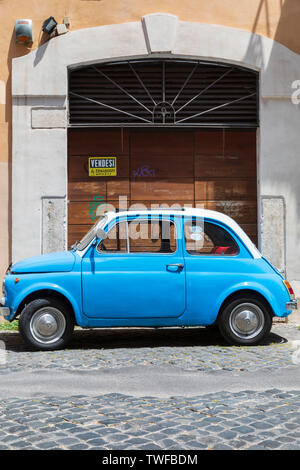 Un bleu vintage Fiat 500 voiture stationnée dans le quartier Campo de Fiori. Banque D'Images