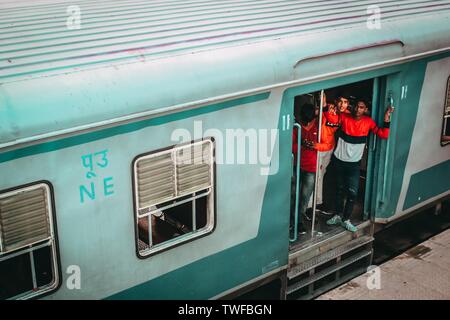 AGRA, INDE - Mai 08, 2018 : jeunes types dans un train en Inde Banque D'Images