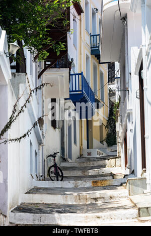 Une rue dans la ville de Skopelos, Sporades du Nord de la Grèce. Banque D'Images