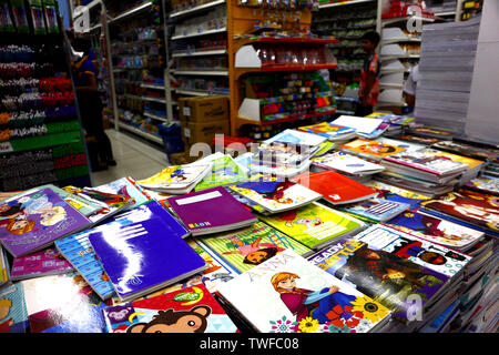 ANTIPOLO CITY, PHILIPPINES - le 18 juin 2019 : cahiers et autres fournitures scolaires sur l'affichage à une librairie. Banque D'Images