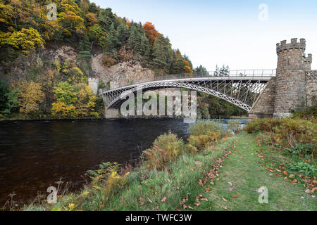 Thomas Telford Craigellachie Bridge sur la rivière Spey, en Écosse. Banque D'Images