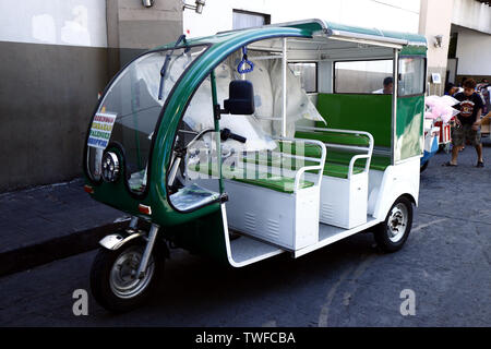 ANTIPOLO CITY, PHILIPPINES - le 18 juin 2019 : Modification tricycle passager parqué dans un parking public. Banque D'Images