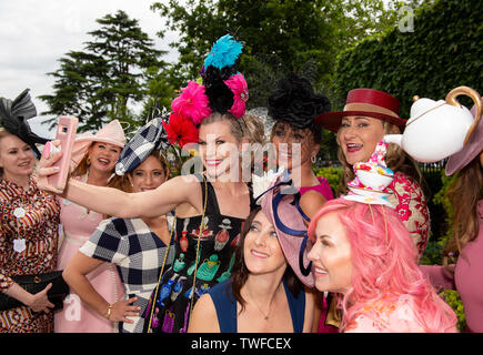 Ascot, Berkshire, Royaume-Uni. 20 Juin, 2019. Un groupe de filles de l'USA s'amusant de prendre une journée de selfies sur trois Royal Ascot, l'Hippodrome d''Ascot. Credit : Maureen McLean/Alamy Live News Banque D'Images