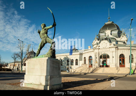 Archer statue en face de la Patinoire du Parc de la ville de Budapest. Banque D'Images