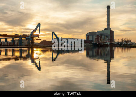 Coucher du soleil d'hiver à Shoreham Port. Banque D'Images