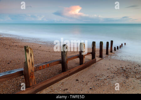 Coucher du soleil d'hiver sur la plage de Shoreham. Banque D'Images