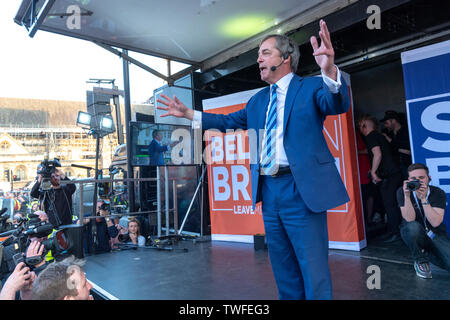 Nigel Farage à un Brexit Pro démonstration à la place du Parlement à Londres. Banque D'Images