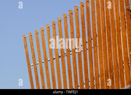 MILAN, ITALIE 4 MAI 2019 : Résumé de l'architecture moderne en verre gratte-ciel financier .Détail architectural moderne construction de lattes de bois avec la moitié Banque D'Images