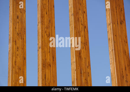 MILAN, ITALIE 4 MAI 2019 : Résumé de l'architecture moderne en verre gratte-ciel financier .Détail architectural moderne construction de lattes de bois avec la moitié Banque D'Images