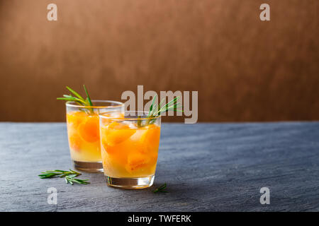 Des boissons d'été, Rosemary aprcot avec cocktails dans des verres de glace. Maison d'été rafraîchissantes boissons non alcoolisées ou cocktailsor à saveur infusés de Detox Banque D'Images