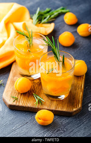 Des boissons d'été, Rosemary aprcot avec cocktails dans des verres de glace. Maison d'été rafraîchissantes boissons non alcoolisées ou cocktailsor à saveur infusés de Detox Banque D'Images