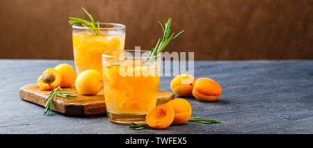 Des boissons d'été, Rosemary aprcot avec cocktails dans des verres de glace. Maison d'été rafraîchissantes boissons non alcoolisées ou cocktailsor à saveur infusés de Detox Banque D'Images