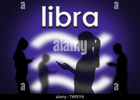Silhouettes de personnes utilisant des appareils mobiles connectés à Internet pour transférer de l'argent avec Facebook's balance cryptocurrency blockchain technologie service. Banque D'Images