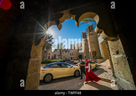 Un élégant portiques les passants à le Souk de Madinat Jumeirah à Dubai. Banque D'Images