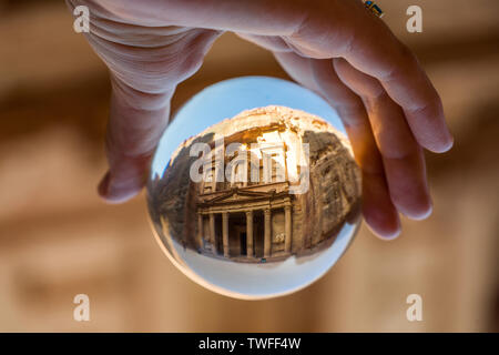 L'emblématique et célèbre trésor de Petra vu à travers une boule de cristal en Jordanie. Banque D'Images