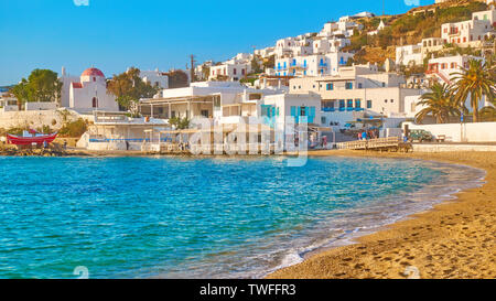 Front de Mer et plage de sable de l'île de Mykonos, Grèce Banque D'Images