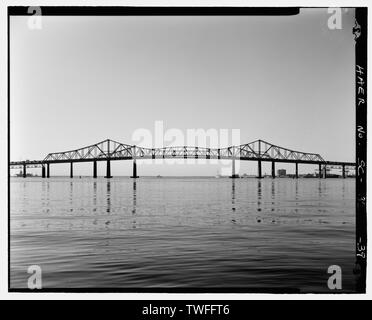 PLANAR VIEW DE CÔTÉ NORD DE TOWN CREEK SPAN. Plein Sud À PARTIR DE L'EAU - Grace Memorial Bridge, U.S. Route 17 enjambant la rivière Cooper et Town Creek , comté de Charleston, Charleston, SC ; Waddell et Hardesty ; McClintic-Marshall Company ; la Fondation ; Virginia Bridge et fer à repasser ; Entreprise C.E. Hillyer Company ; Caroline du sud Ministère des Transports ; Allen, Charles R ; Barkerding, Harry ; Grace, John P ; Sullivan, J Frank ; Cooper River Bridge, Inc. ; ministère de la guerre américain ; H.M. Byllesby et Société ; Shinners, J J ; Pohl, W H ; Allen, Charles K ; Isle of Palms, Inc. ; Hardaway Contracting Company ; l'axe de la mer Banque D'Images