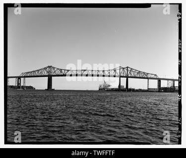 PLANAR VIEW DE CÔTÉ NORD DE TOWN CREEK SPAN, PLEIN SUD À PARTIR DE L'EAU - Grace Memorial Bridge, U.S. Route 17 enjambant la rivière Cooper et Town Creek , comté de Charleston, Charleston, SC ; Waddell et Hardesty ; McClintic-Marshall Company ; la Fondation ; Virginia Bridge et fer à repasser ; Entreprise C.E. Hillyer Company ; Caroline du sud Ministère des Transports ; Allen, Charles R ; Barkerding, Harry ; Grace, John P ; Sullivan, J Frank ; Cooper River Bridge, Inc. ; ministère de la guerre américain ; H.M. Byllesby et Société ; Shinners, J J ; Pohl, W H ; Allen, Charles K ; Isle of Palms, Inc. ; Hardaway Contracting Company ; l'axe de la mer Banque D'Images