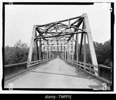 PLANAR VIEW D'APPROCHE OUEST, face à l'EST - Grand River Bridge, enjambant la rivière large à la U.S. Highway 29, Gaffney, comté de Cherokee, SC, Caroline du Sud, Ministère de l'autoroute de l'État constructeur ; Dewey Frères, manufacturier ; Blackwell, R H.H, Caroline du Sud ; fabricant ; Commission de la route fer Phoenix Company ; Carnegie Steel Company ; Pittsburgh-Des Moines Steel Company ; Fer à repasser ; Société Knoxville Fonderie Pulaski et Machines Corporation ; George D. Wetherell et Société ; United States Geological Survey, East Jordan Iron Works, Inc. ; petites, R L ; Calloway, Deborah, émetteur ; nouveaux associés du Sud, de l'entrepreneur Banque D'Images