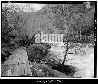 PLANK COUVERTS SUR LE CANAL DE LA DIRECTION GÉNÉRALE DE LA FOURCHE SUD DE LA RIVIÈRE TULE ET MÉDIAN du barrage de dérivation de l'eau renverser de béton. Vue vers le sud-est. - Projet hydroélectrique de la rivière Tule, système de transport de l'eau, Middle Fork River, Tule Springville, comté de Tulare, CA Banque D'Images