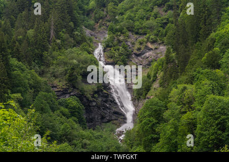 Vue paysage de la chute d'Logbachfall entouré de forêt d'été dans le Weisstannental dans les Alpes Suisses près de Sargans Banque D'Images