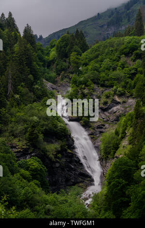 Vue verticale de la chute d'Logbachfall entouré de forêt d'été dans le Weisstannental dans les Alpes Suisses près de Sargans Banque D'Images