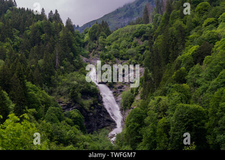 Vue paysage de la chute d'Logbachfall entouré de forêt d'été dans le Weisstannental dans les Alpes Suisses près de Sargans Banque D'Images