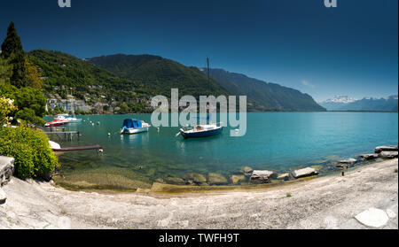 Montreux, VD / Suisse - 31 mai 2019 : bateaux sur les rives du lac Léman avec une vue formidable sur les Alpes Suisses derrière vu depuis le Rivier Montreux Banque D'Images