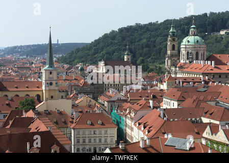 Vue du château de Prague à la Ville Basse / Mala Strana avec Saint-nicolas et l'église St. Thomas, Prague, République Tchèque Banque D'Images