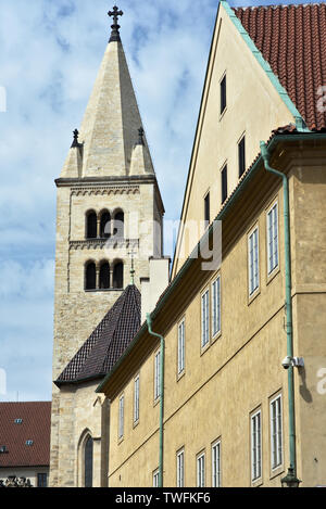 Vue de la tour de la Basilique St George situé dans le château de Prague, Prague, République Tchèque Banque D'Images